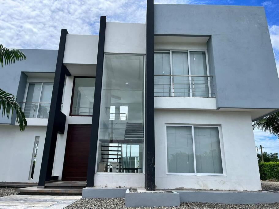 Hillside , hermosa casa, cerca de centro comercial
