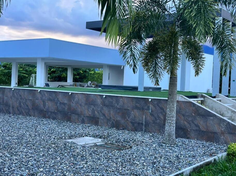 Hillside , hermosa casa, cerca de centro comercial