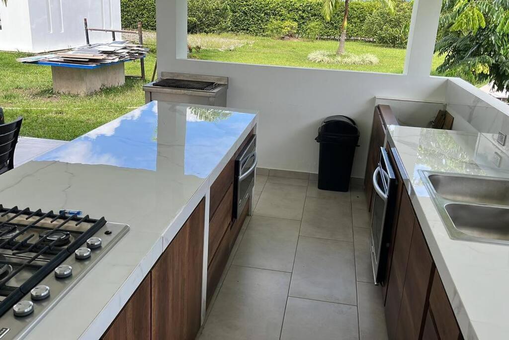 Hillside , hermosa casa, cerca de centro comercial
