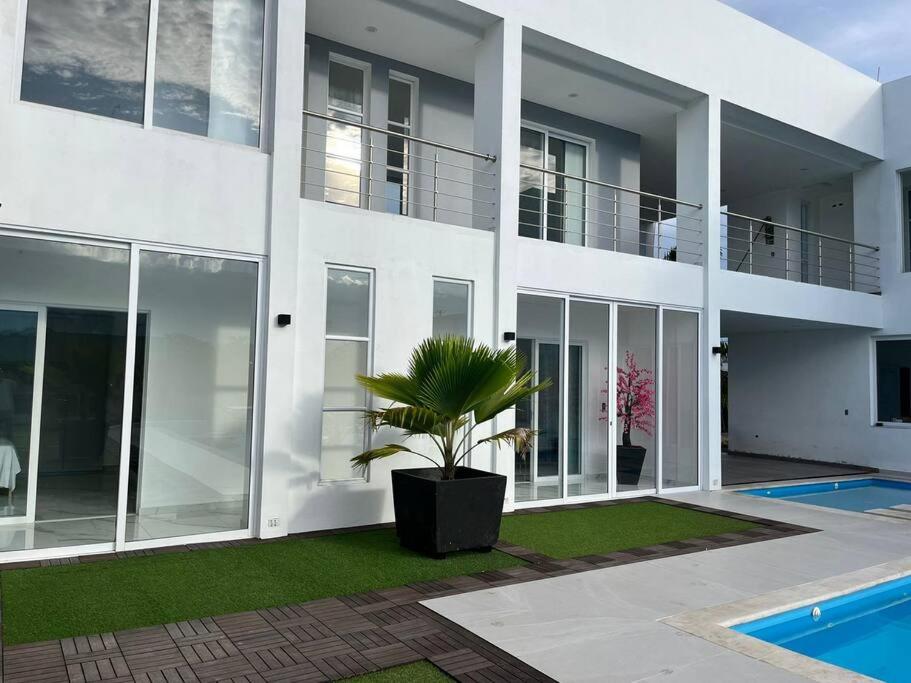 Hillside , hermosa casa, cerca de centro comercial