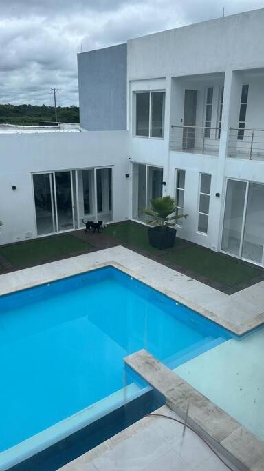 Hillside , hermosa casa, cerca de centro comercial