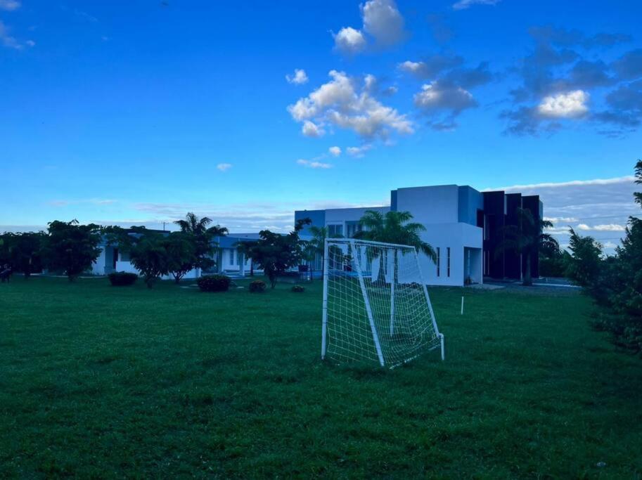 Hillside , hermosa casa, cerca de centro comercial