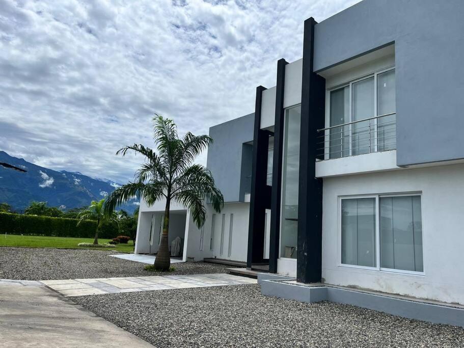 Hillside , hermosa casa, cerca de centro comercial