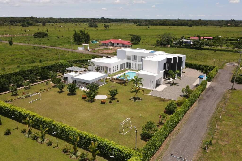 Hillside , hermosa casa, cerca de centro comercial