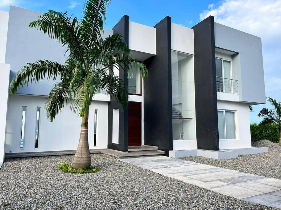 Hillside , hermosa casa, cerca de centro comercial