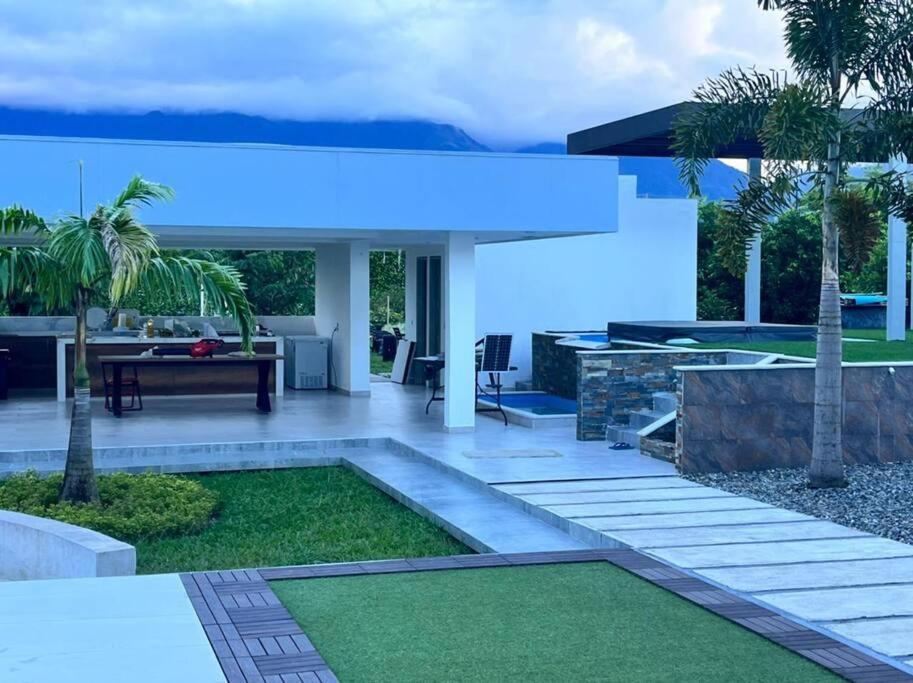 Hillside , hermosa casa, cerca de centro comercial