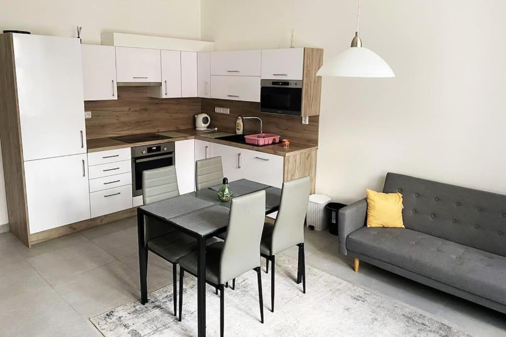 Aurion Cozy 2BR Apartment near Prague Castle - Parking - Up to 6 Guests