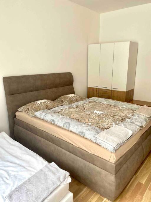 Aurion Cozy 2BR Apartment near Prague Castle - Parking - Up to 6 Guests