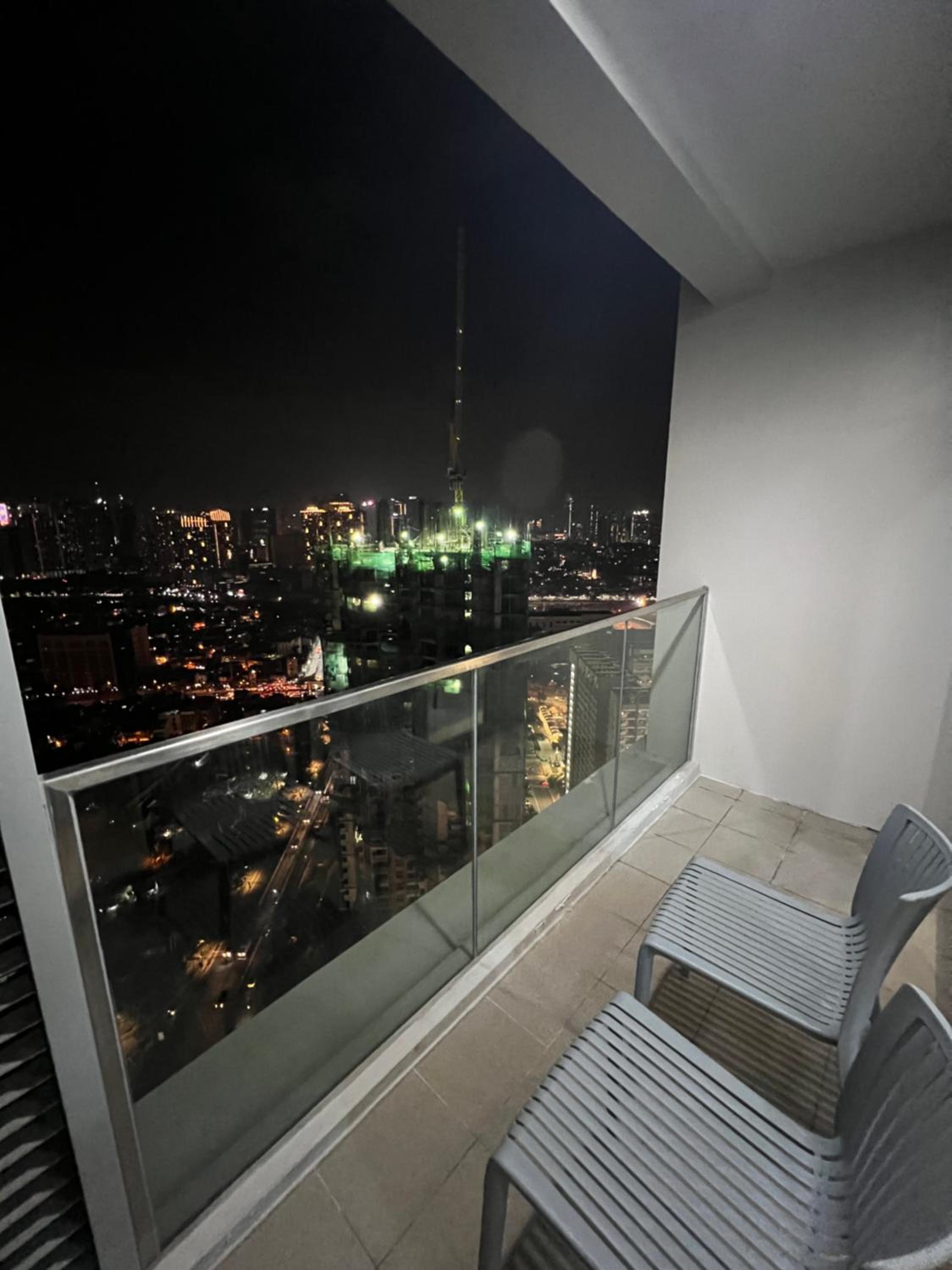 1 br Uptown BGC condo with balcony view 3