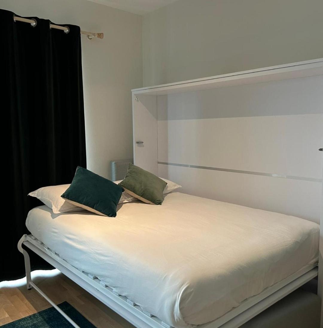 Central fully serviced studio