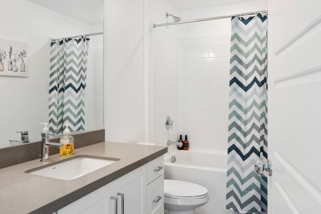 Bright, Modern, Central - Theater Room, Sleeps 9