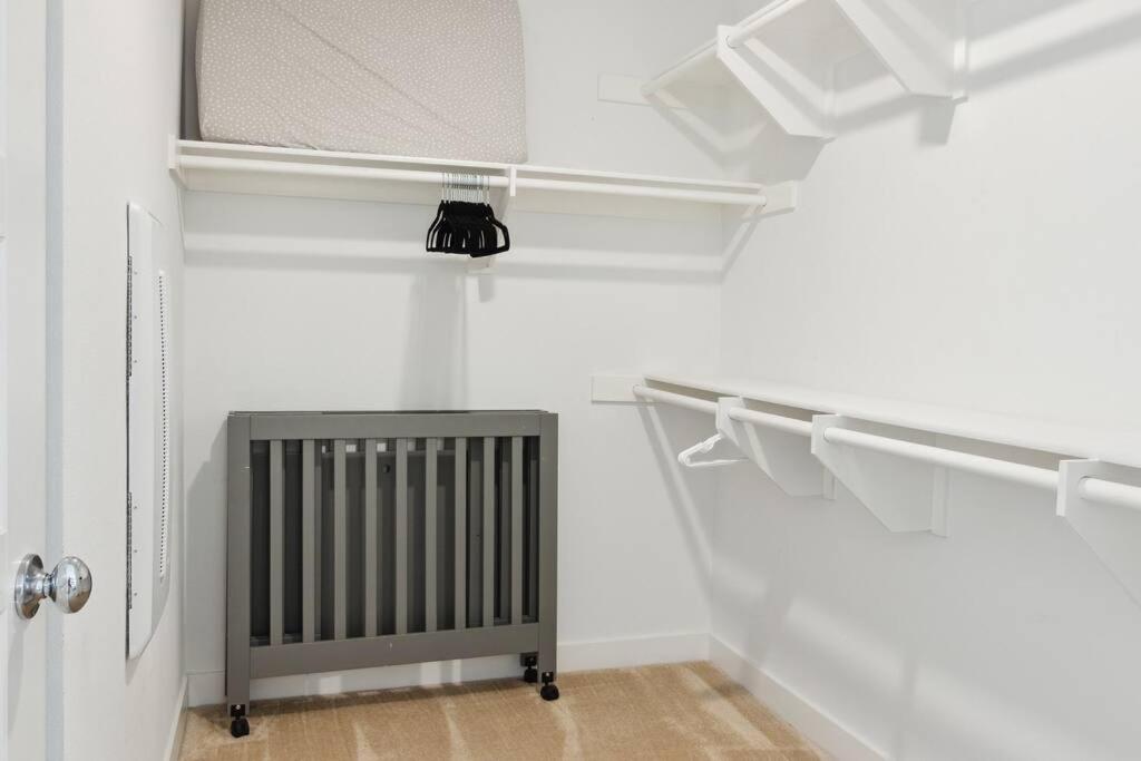 Bright, Modern, Central - Theater Room, Sleeps 9