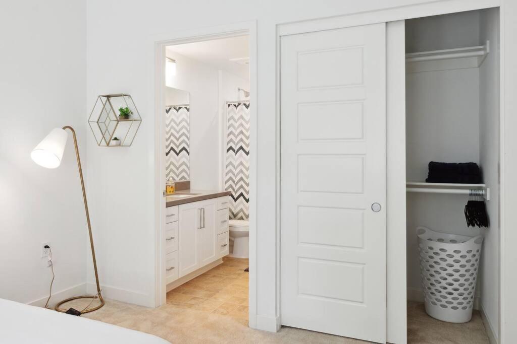 Bright, Modern, Central - Theater Room, Sleeps 9