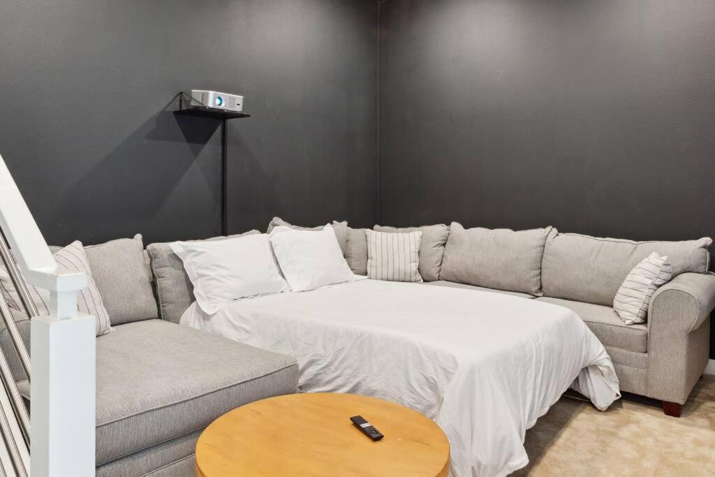 Bright, Modern, Central - Theater Room, Sleeps 9