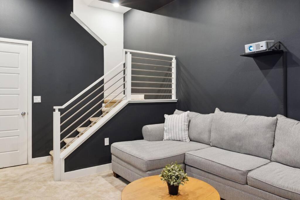Bright, Modern, Central - Theater Room, Sleeps 9