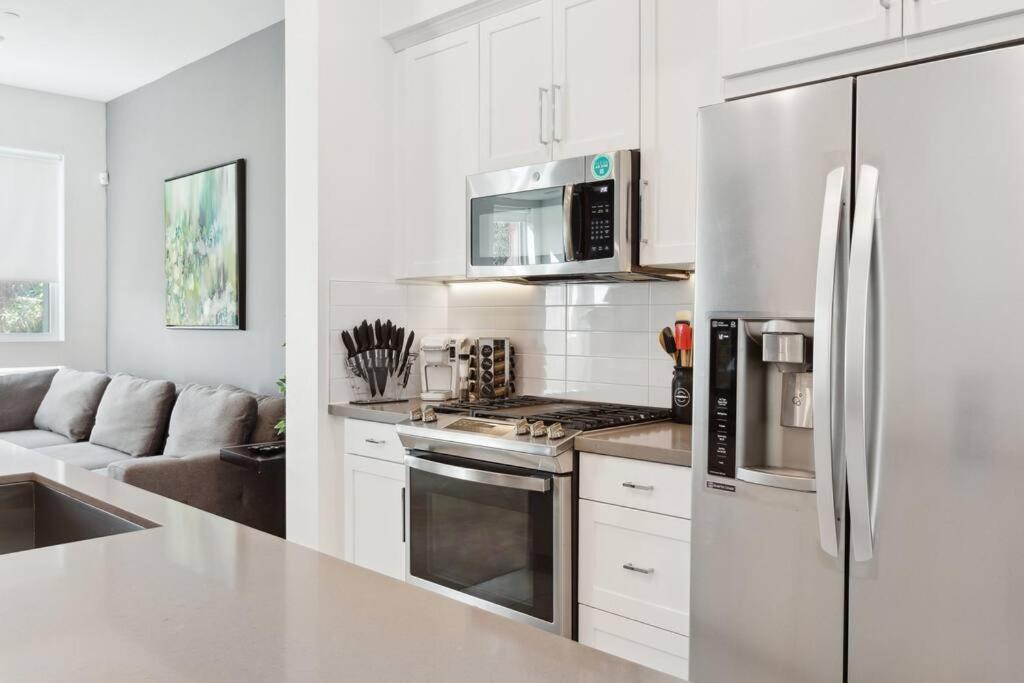 Bright, Modern, Central - Theater Room, Sleeps 9
