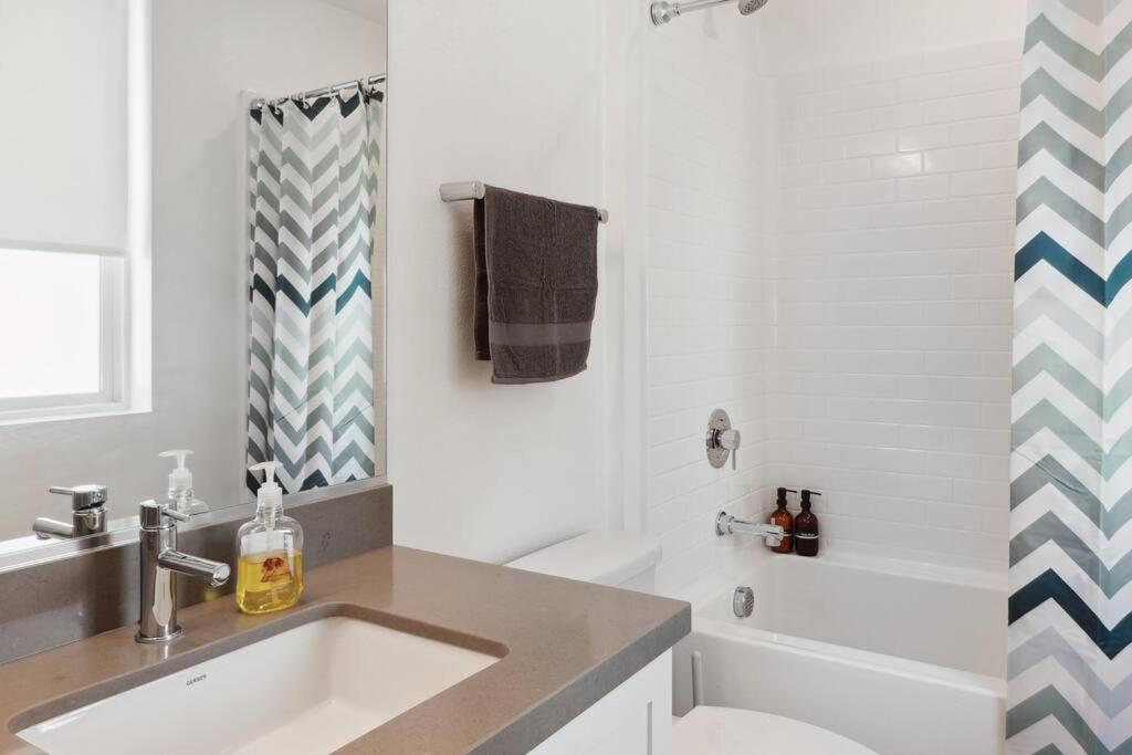 Bright, Modern, Central - Theater Room, Sleeps 9