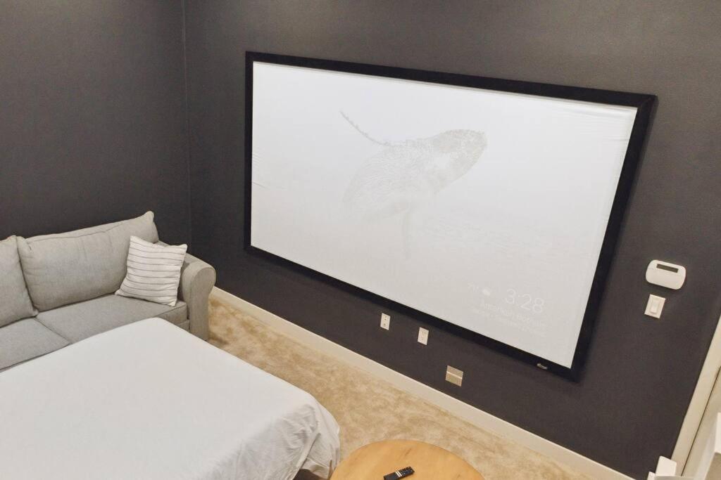 Bright, Modern, Central - Theater Room, Sleeps 9
