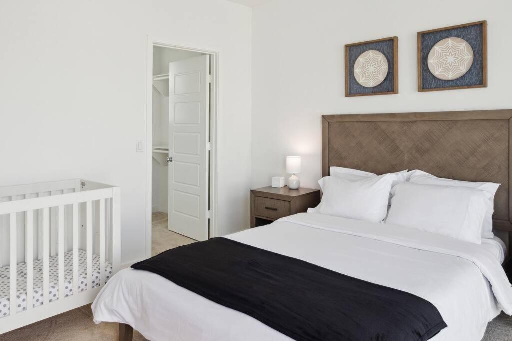 Bright, Modern, Central - Theater Room, Sleeps 9