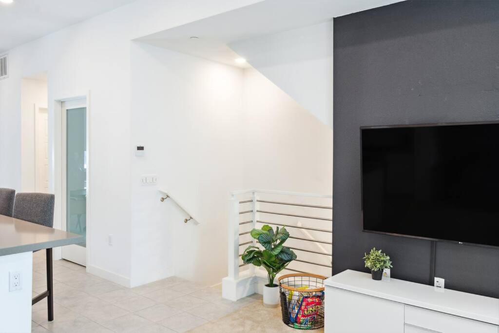 Bright, Modern, Central - Theater Room, Sleeps 9