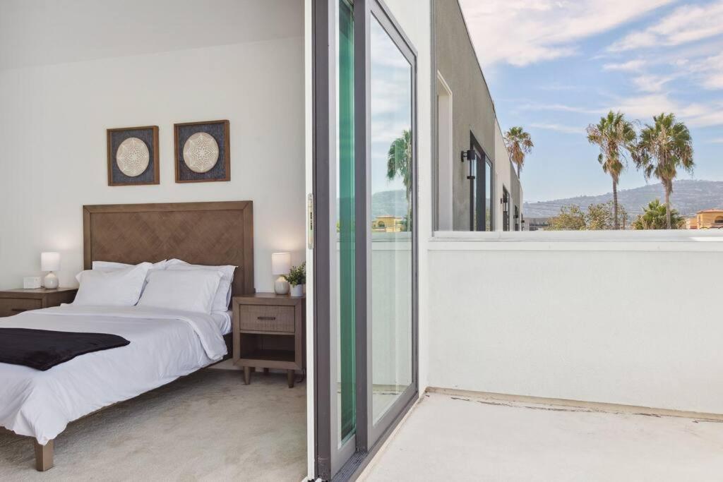 Bright, Modern, Central - Theater Room, Sleeps 9