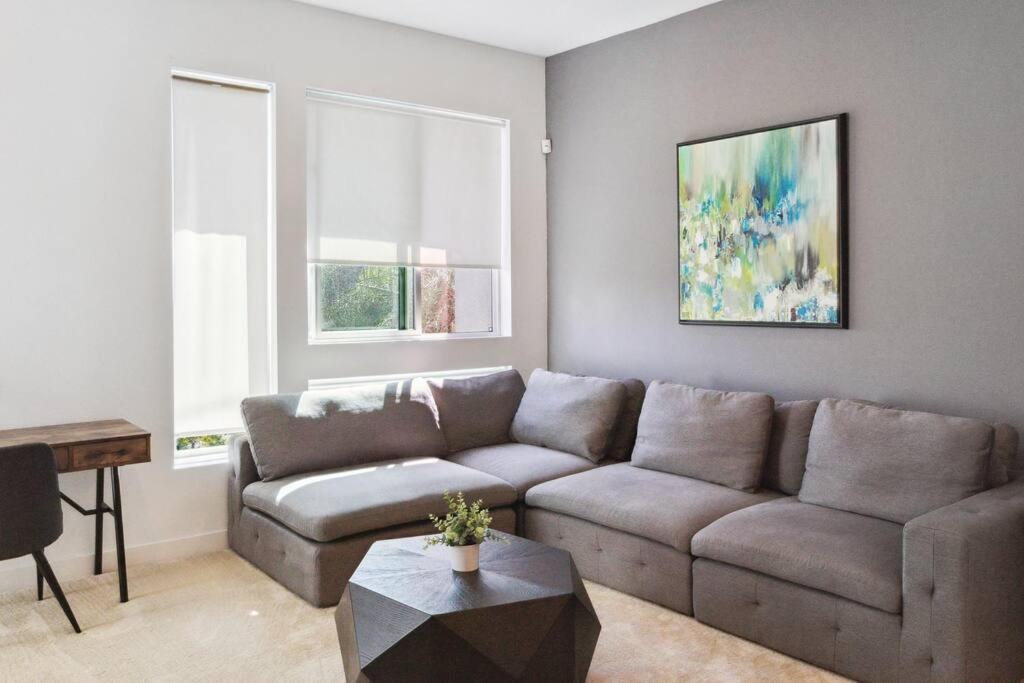 Bright, Modern, Central - Theater Room, Sleeps 9