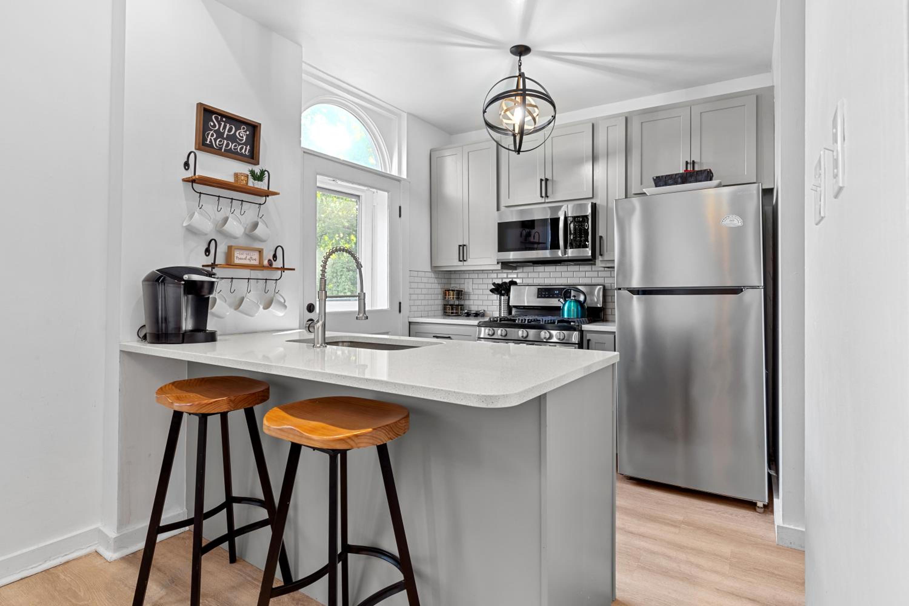 Cozy Family Getaway - JZ Vacation Rentals view 3