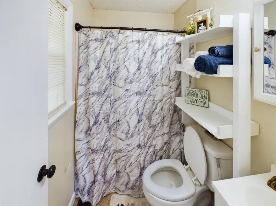 Fayetteville Vacations - Opuluxe Enjoy Fayetteville's 4 BR Hidden Gem! - Property Image 3