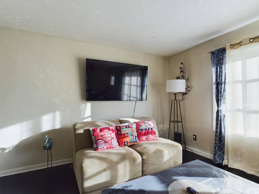 Fayetteville Vacations - Opuluxe Enjoy Fayetteville's 4 BR Hidden Gem! - Property Image 25