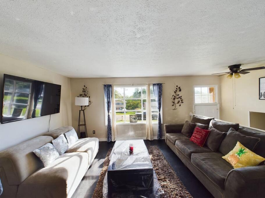 Fayetteville Vacations - Opuluxe Enjoy Fayetteville's 4 BR Hidden Gem! - Property Image 17