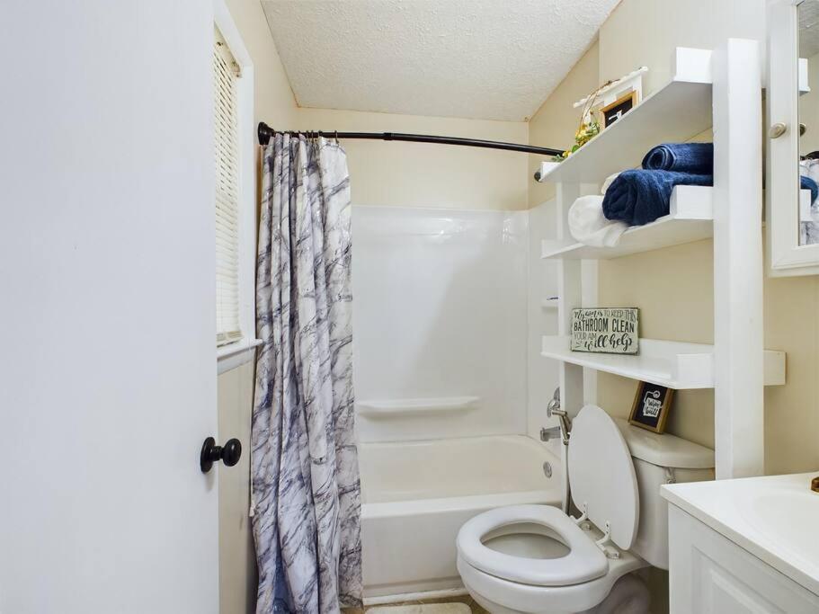 Fayetteville Vacations - Opuluxe Enjoy Fayetteville's 4 BR Hidden Gem! - Property Image 7
