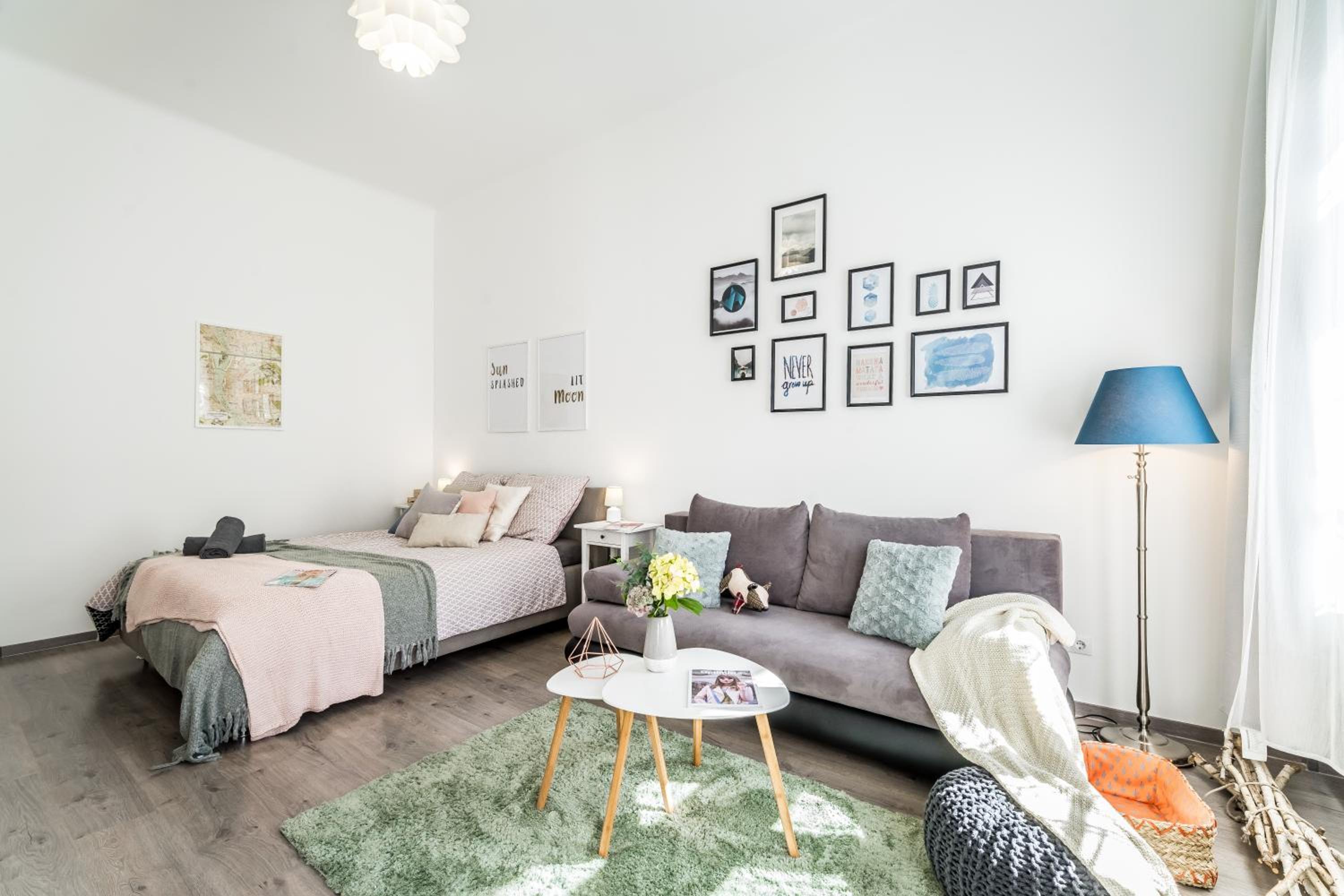 Sun-splashed Retreat in the Heart of a Vibrant Quarter view 3