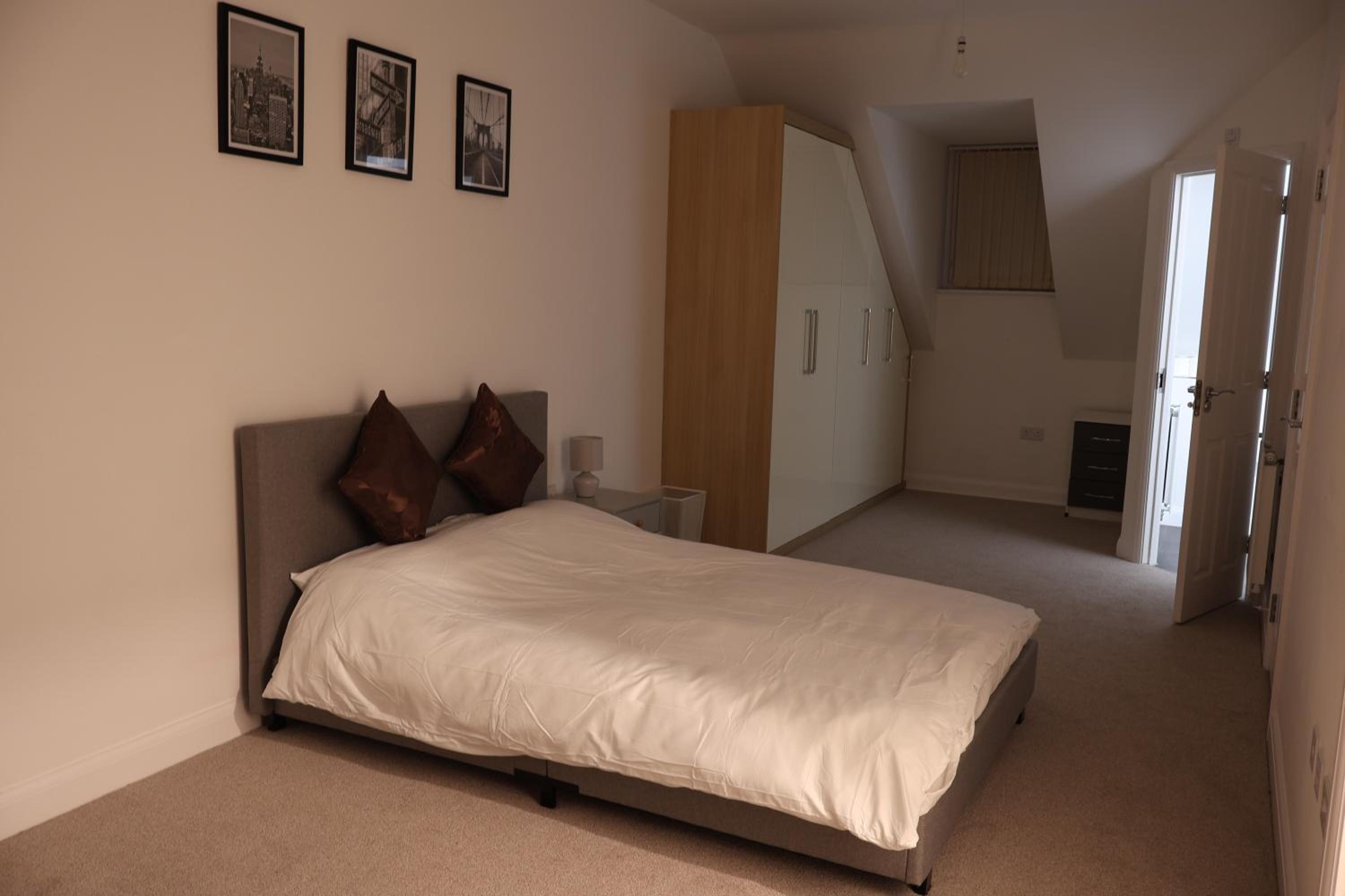 Modern house in City Centre with private parking and gated property view 5