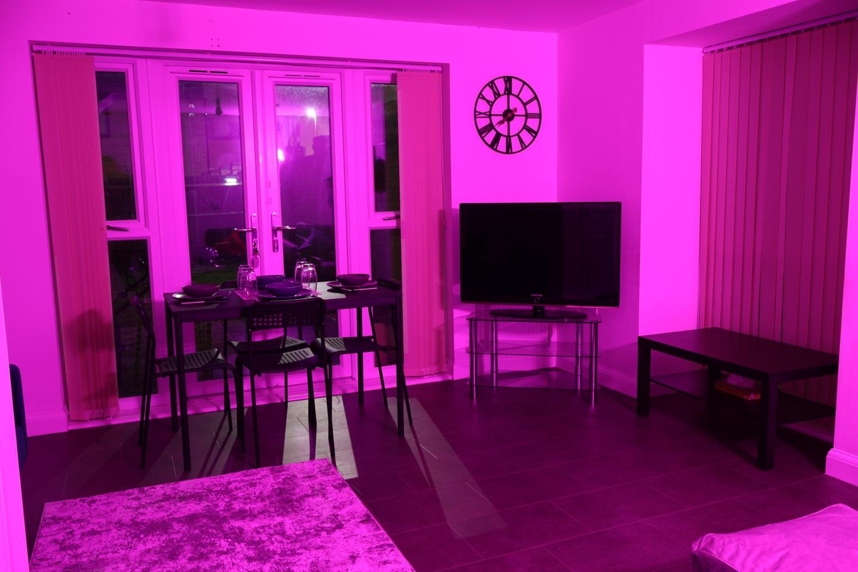 Modern house in City Centre with private parking and gated property view 2
