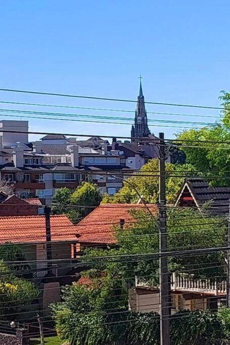 Novo, aconchegante, ensolarado, 200m rua Coberta