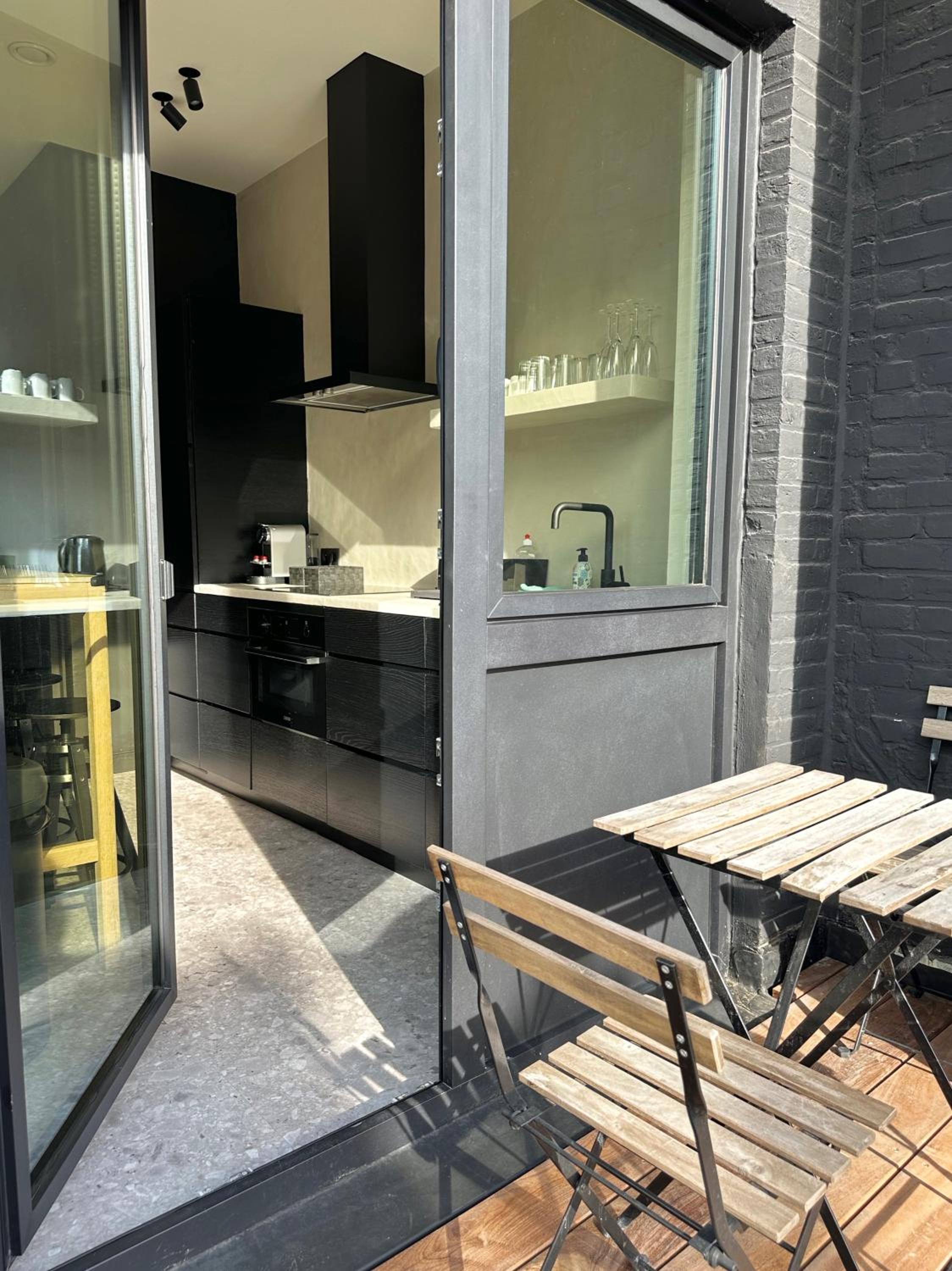 Historic 3 Bedroom Art-Nouveau Apartment with Airconditioning - Walk to Station Gent Sint-Pieters & Close to City Centre