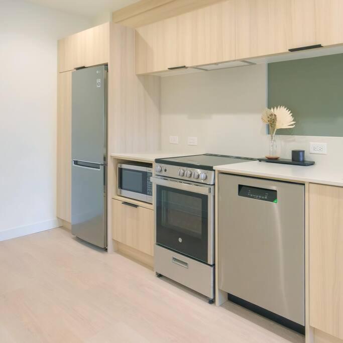 Newly Renovated 2 Bedroom Condo in Japantown! Near Railtown & Gastown!