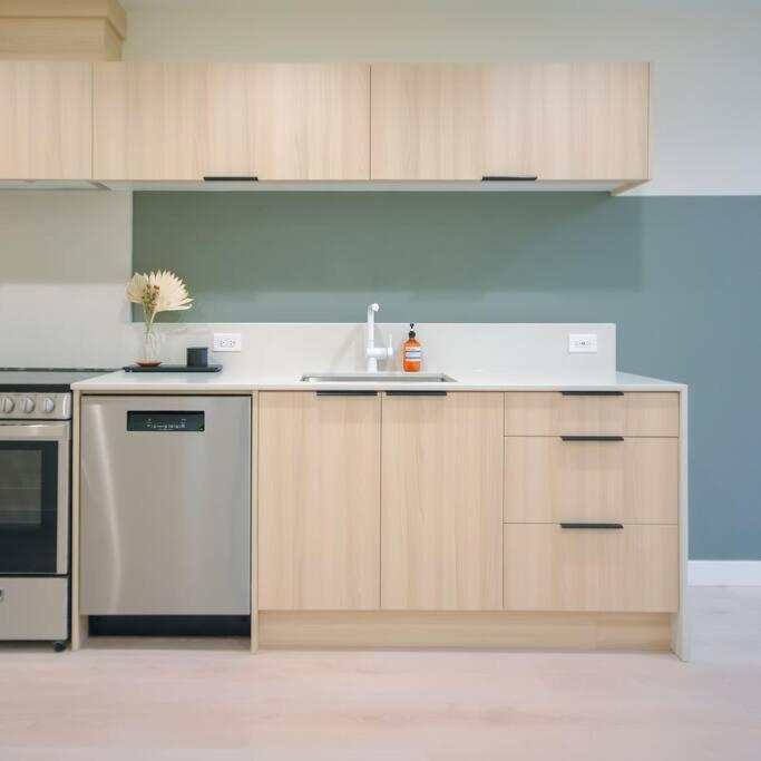 Newly Renovated 2 Bedroom Condo in Japantown! Near Railtown & Gastown!