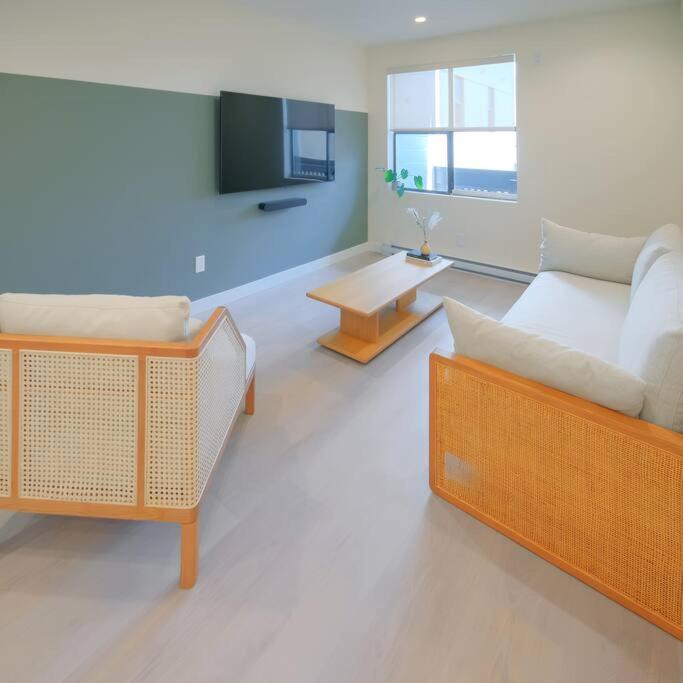 Newly Renovated 2 Bedroom Condo in Japantown! Near Railtown & Gastown!