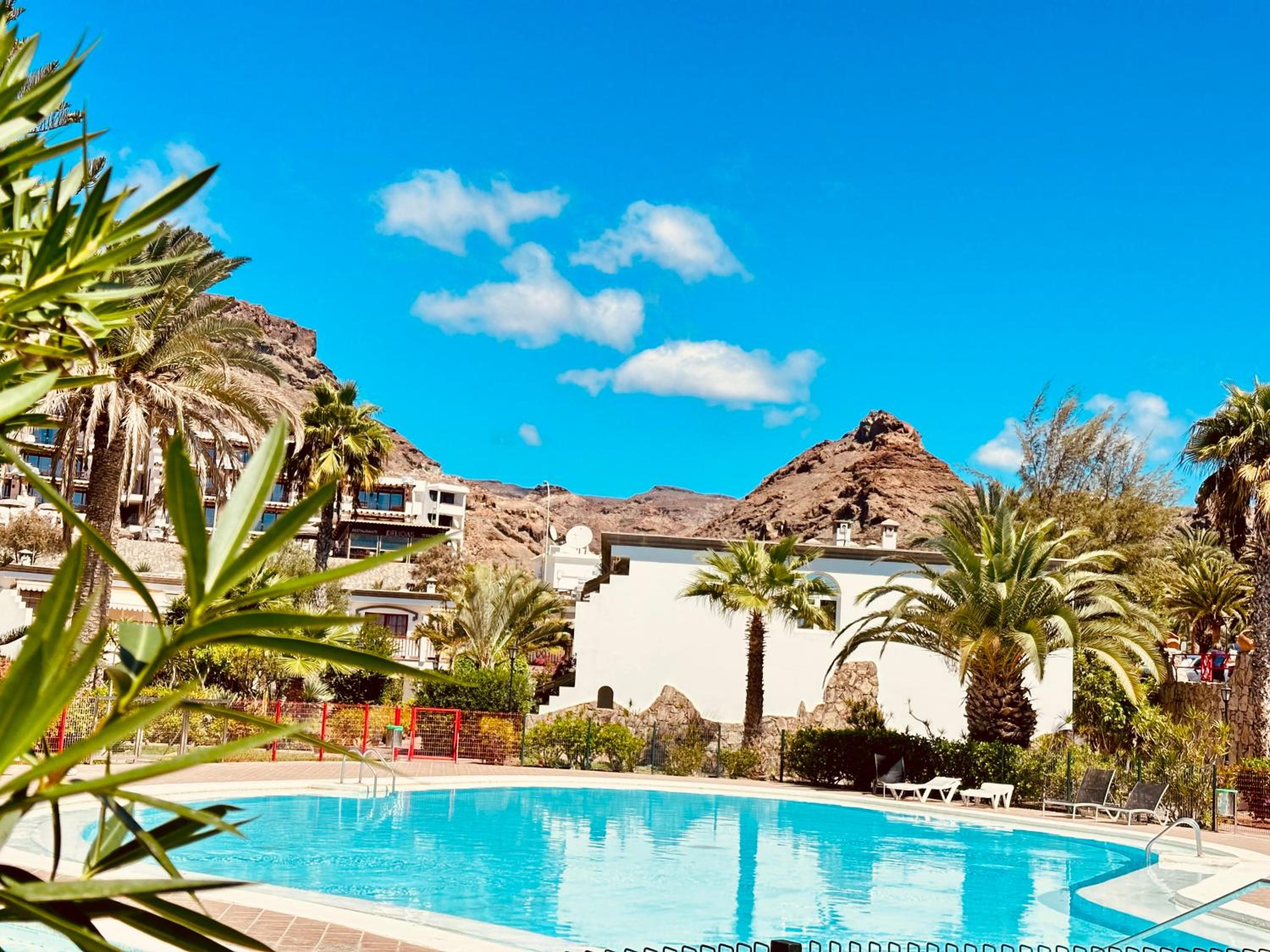 PLAYA DEL CURA - Spacious Beachside Apartment