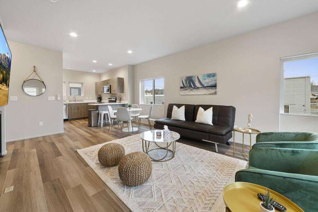 *Brand New* Fully Updated Condo 910 in Anacortes view 3