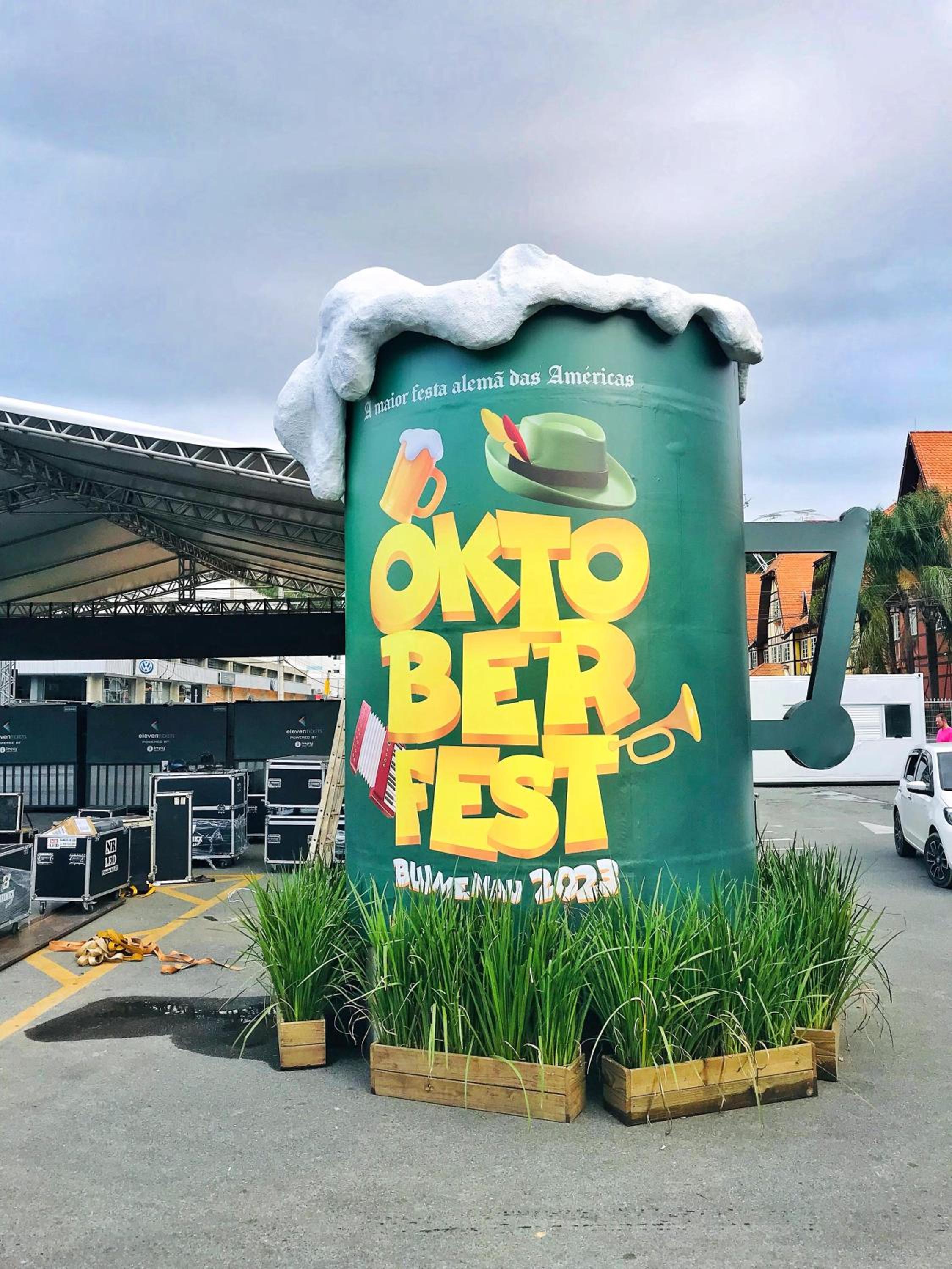 Apartamento Moderno ao Lado da Oktoberfest - Piscina & Academia - Wi-Fi & Estacionamento Gratuito