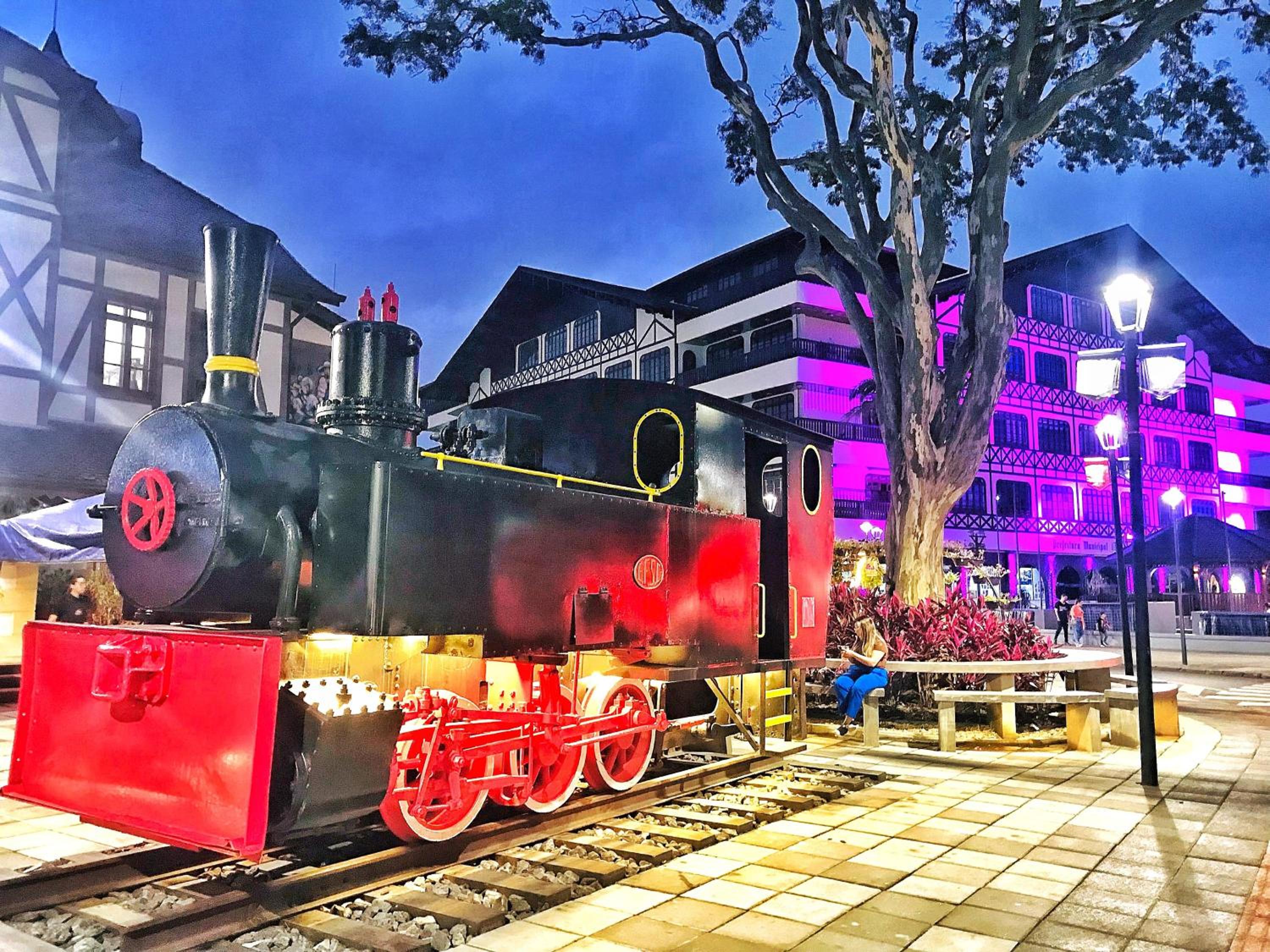 Apartamento Moderno ao Lado da Oktoberfest - Piscina & Academia - Wi-Fi & Estacionamento Gratuito