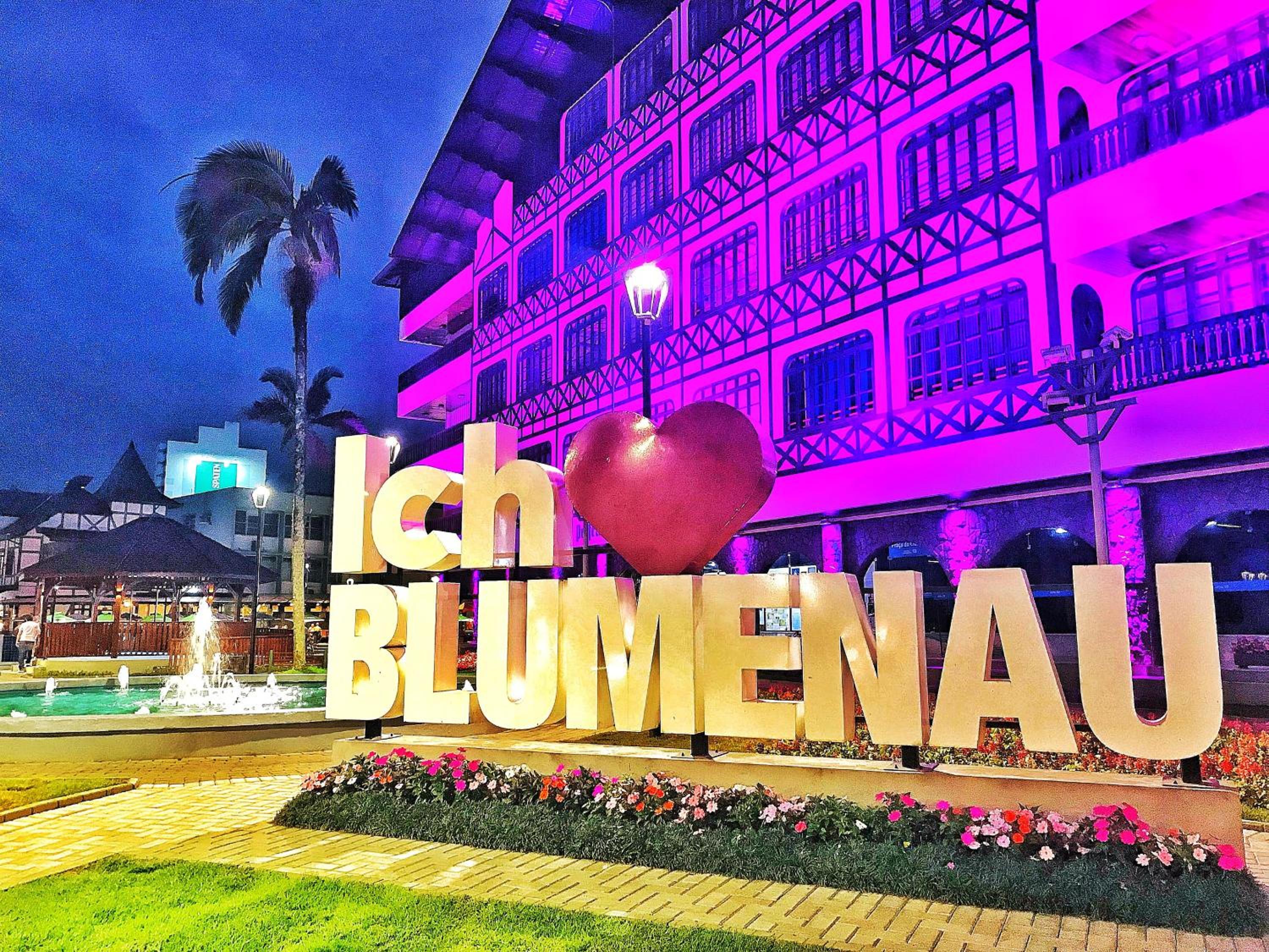Apartamento Moderno ao Lado da Oktoberfest - Piscina & Academia - Wi-Fi & Estacionamento Gratuito