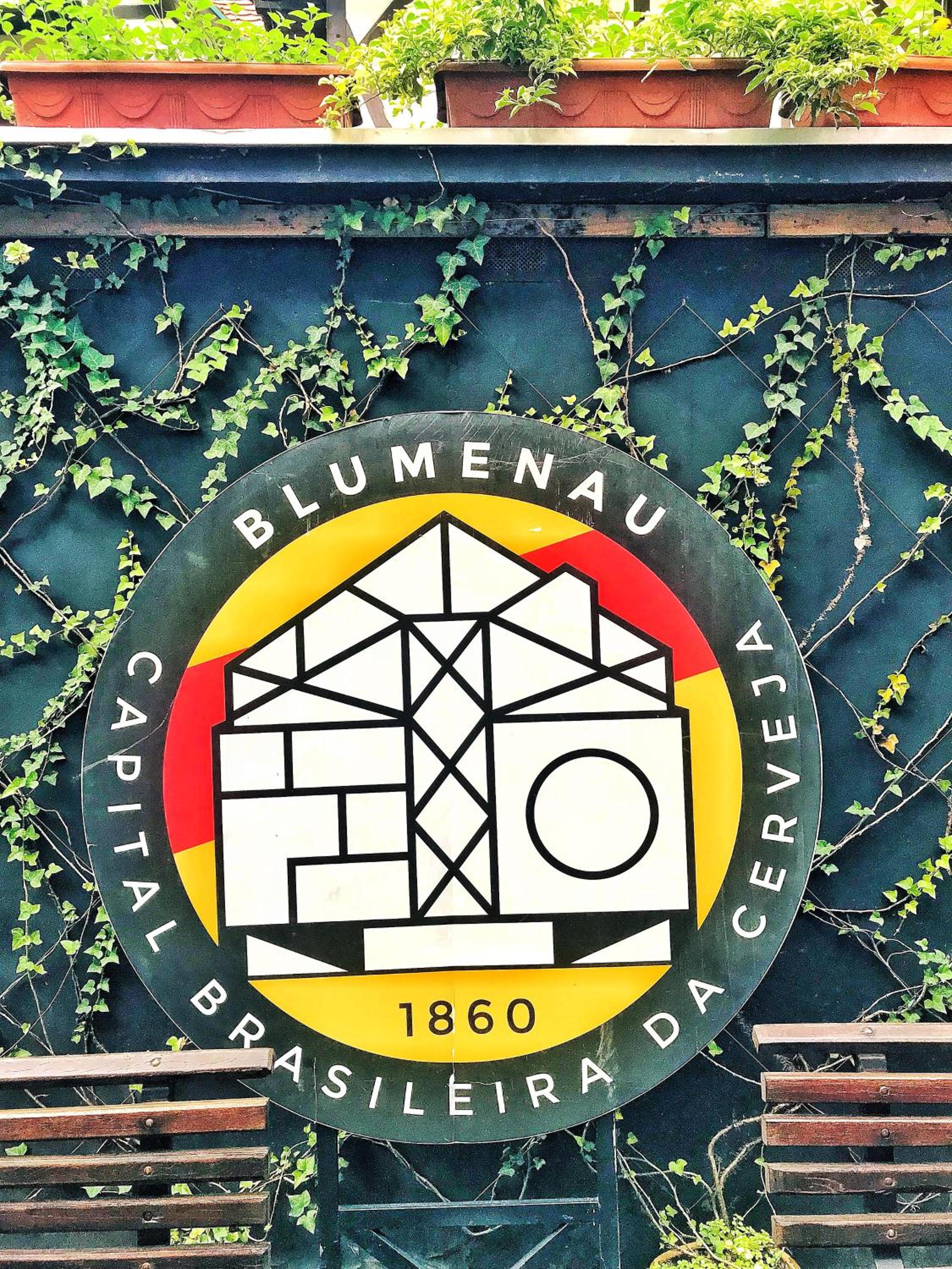 Apartamento Moderno ao Lado da Oktoberfest - Piscina & Academia - Wi-Fi & Estacionamento Gratuito