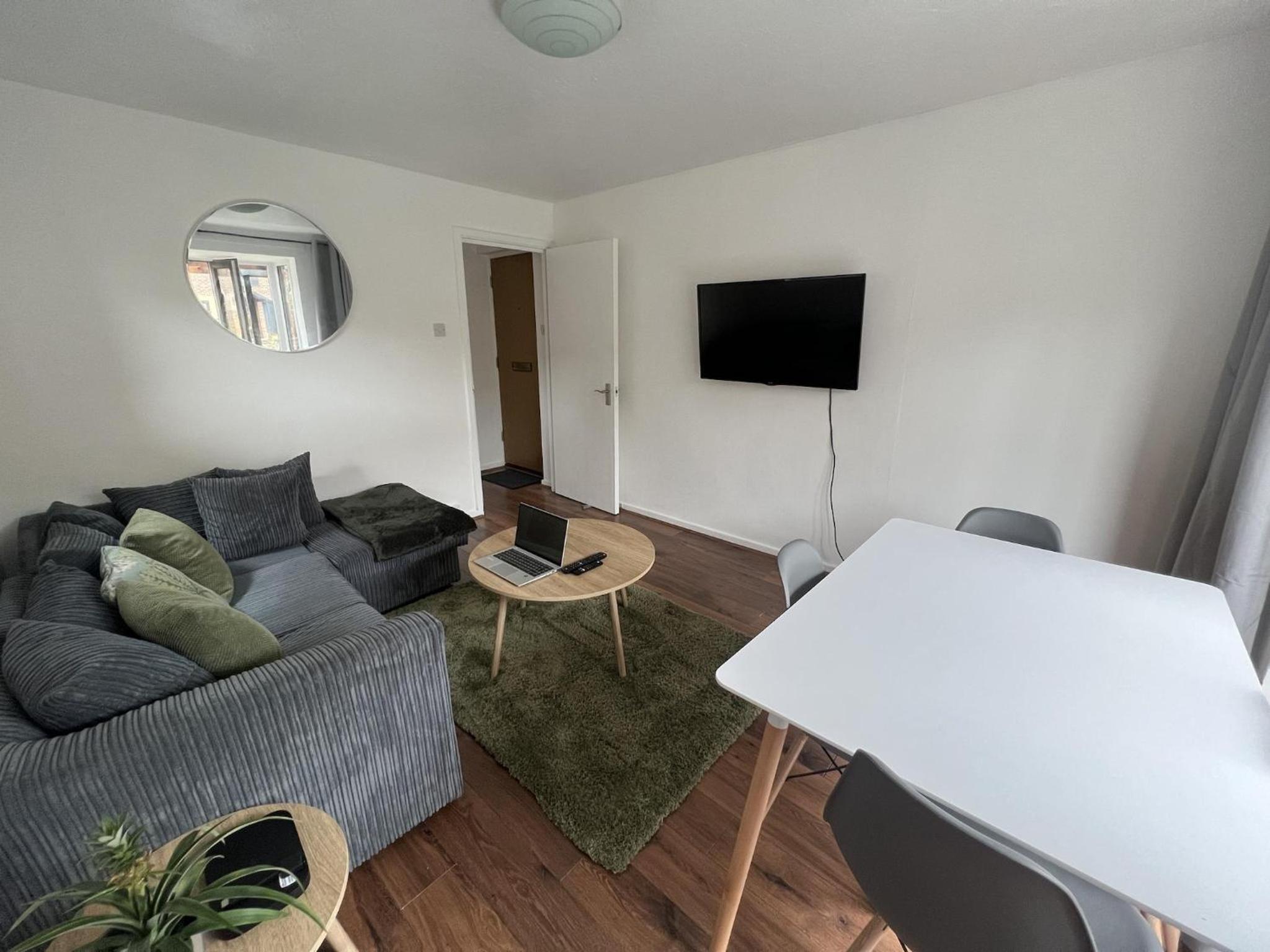 Canary Wharf Haven - Spacious & Homely Entire 1 Bedroom Flat