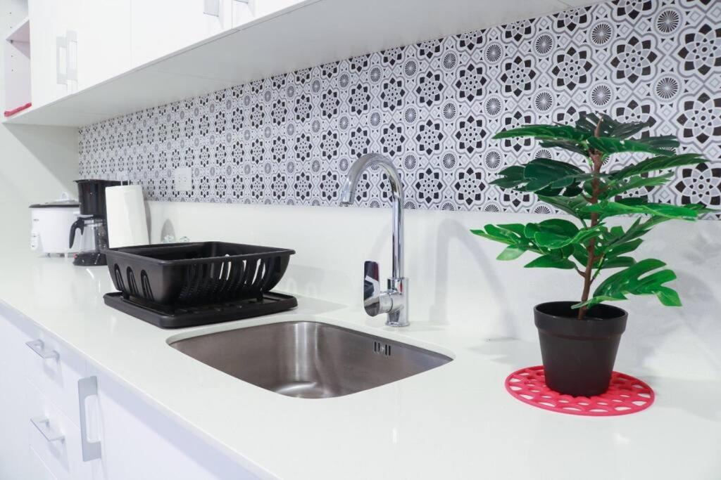 906B URBN Barrio Escalante Estudio con Aire Acondicionado y Parqueo