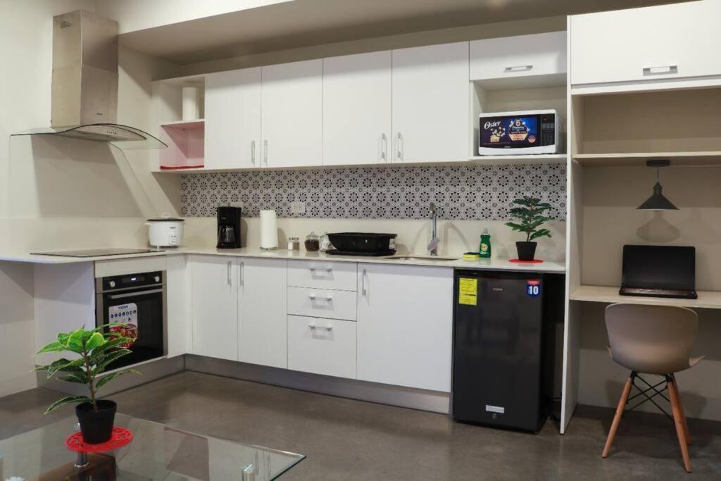 906B URBN Barrio Escalante Estudio con Aire Acondicionado y Parqueo