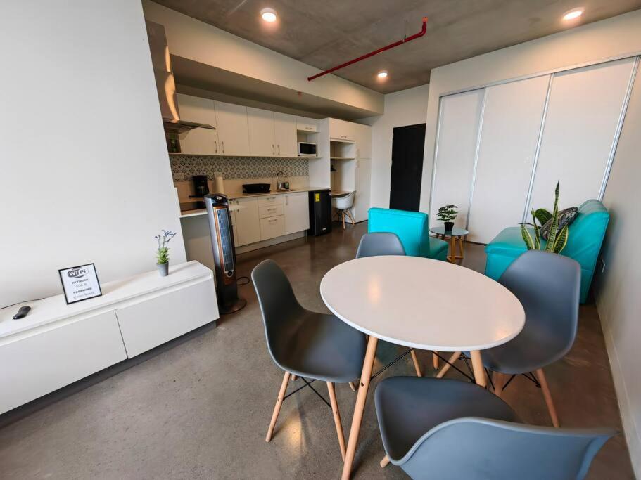 906B URBN Barrio Escalante Estudio con Aire Acondicionado y Parqueo