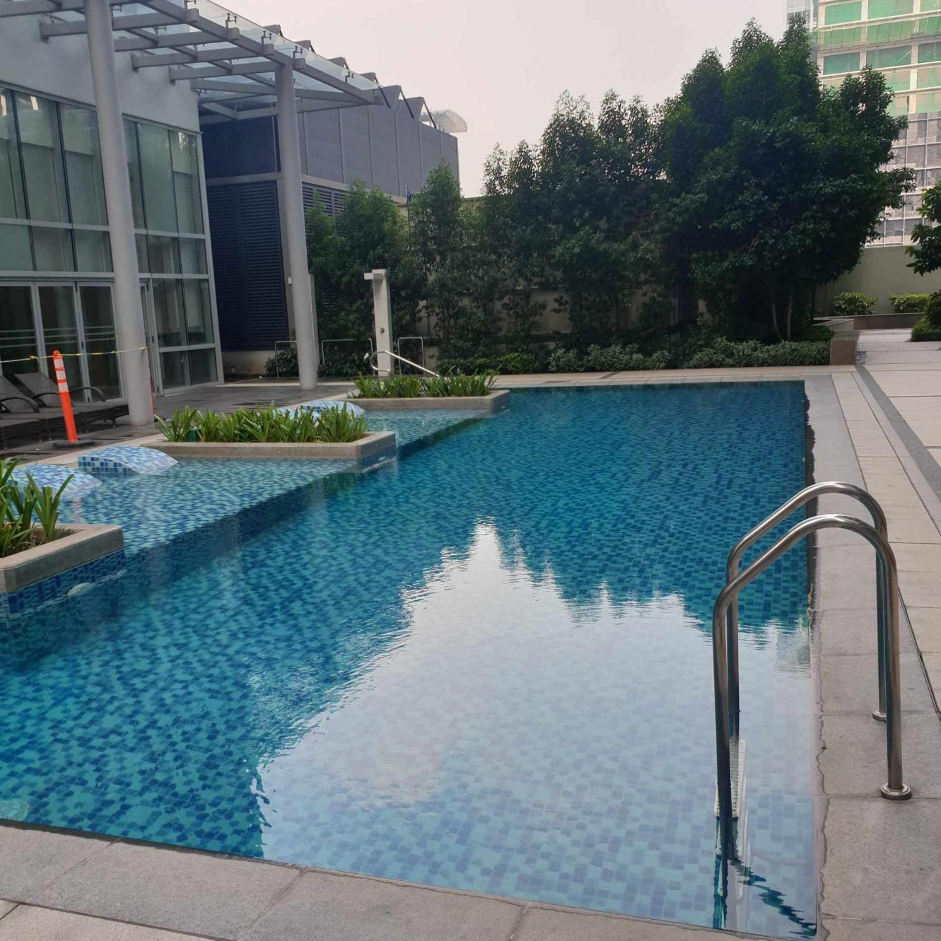 Cozy 1BR UPTOWN PARKSUITES Tower1 BGC view 4